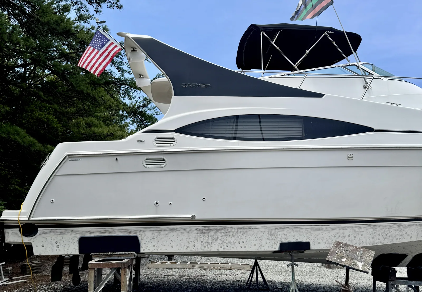 Carver motor yacht with gloss accent wrap panels by Vinyl Alchemy